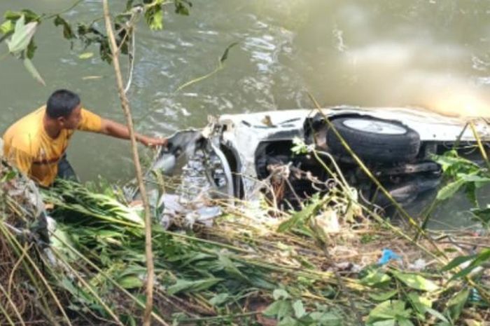 Toyota Avanza terseret banjir bandang di Bali