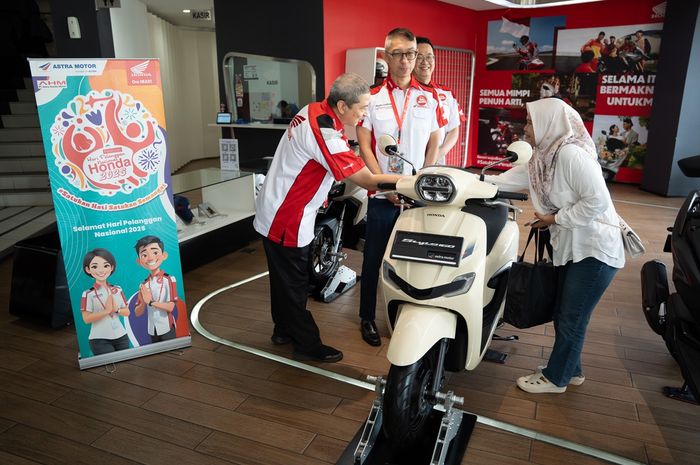 Manajemen AHM bersama jaringan main dealer Honda saat berbincang dan berinteraksi be rsama konsumen setiaHonda di jaringan dealer resmi