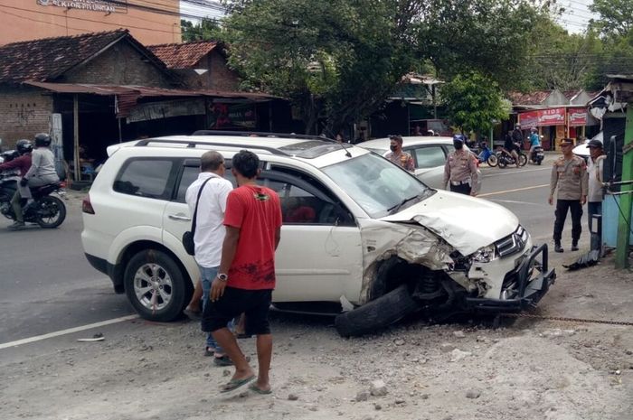 Mitsubishi Pajero Sport yang menjadi biang kecelakaan beruntun empa kendaraan di Jalan Raya Yogyakarta-Wonosari, padukuhan Kabregan, Srimulyo, Piyungan, Bantul, Yogyakarta