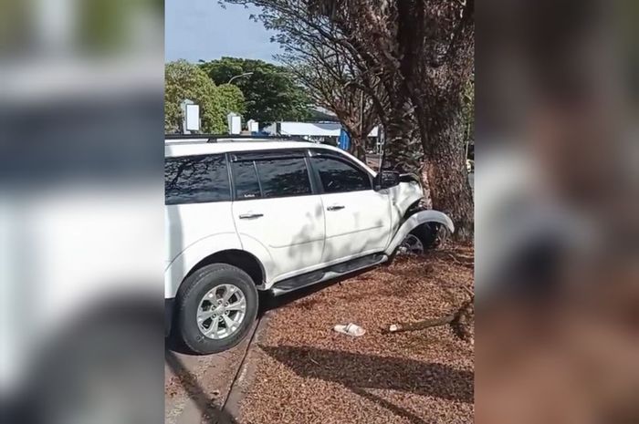 Mitsubishi Pajero Sport PNS bandara Hasanuddin Makassar remuk menabrak pohon saat dibegal pria berhijab, di pintu masuk bandara Hasanuddin Makassar, Kabupaten Maros, Sulawesi Selatan