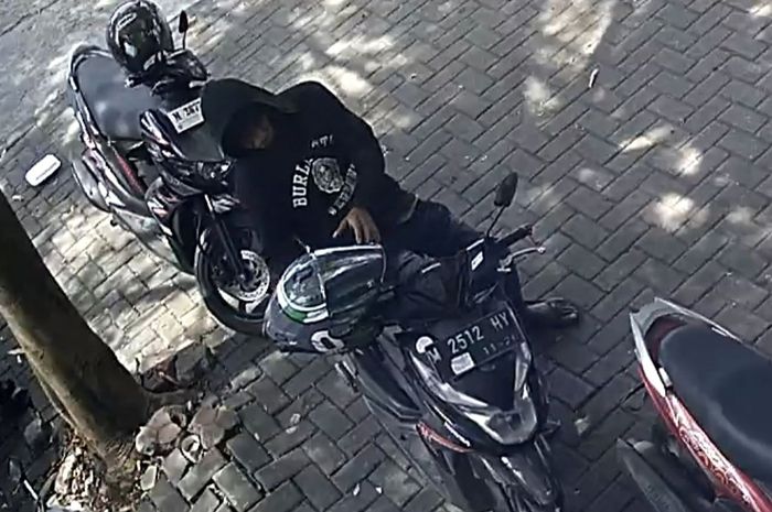 honda BeAT kurir JNT lenyap usai diraba-raba pria hoodie hitam. Aksi dilakukan hitungan detik