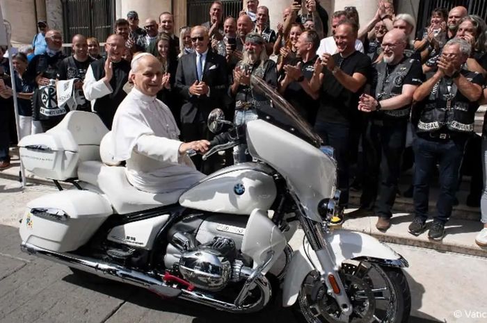 Paus Leo XIV memberkati BMW R 18 Transcontinental untuk dilelang