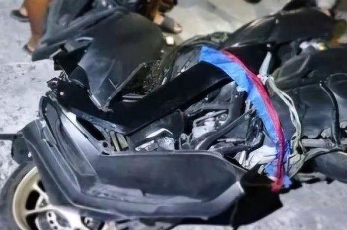 Yamaha NMAX dibawa pelajar 16 tahun ambyar usai menusuk kencang belakang truk Hino