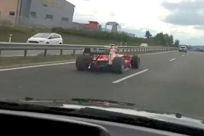 Mobil Forrmula 1 (F1) misterius yang berkeliaran di jalan raya umum negara Ceko selama 6 tahun