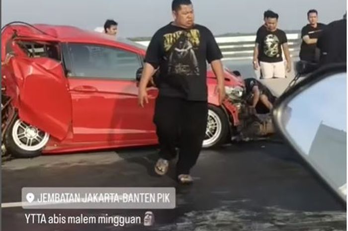 Kondisi Honda Jazz yang ditabrak kencang Toyota Avanza dari belakang di jembatan Linggih 1, PIK 2, Jakarta Utara