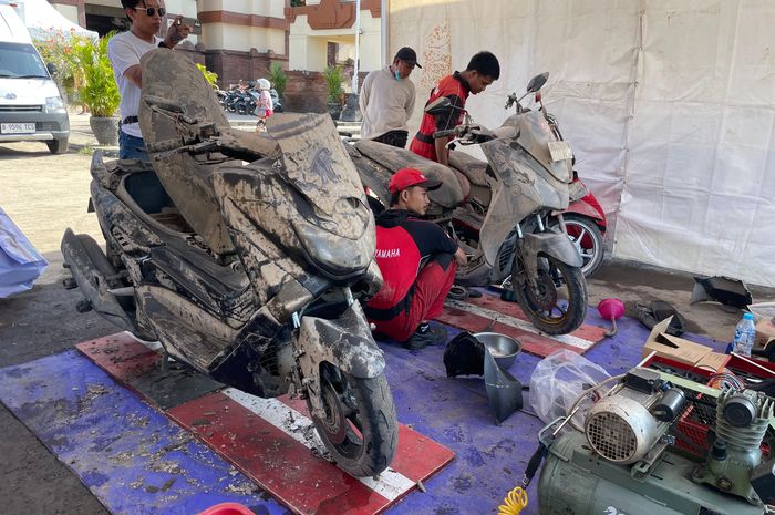 Aktivitas di Posko Yamaha Untuk Bali, mekanik menangani motor warga terdampak banjir Bali