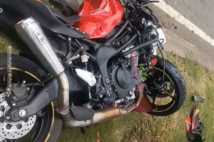 Kawasaki Ninja ZX-25R yang hancur terburai setelah senggol Honda Scoopy lalu terpelanting menghantam pohon di kawasaki Kota Wisata, Cibubur, kabupaten Bogor, Jawa Barat