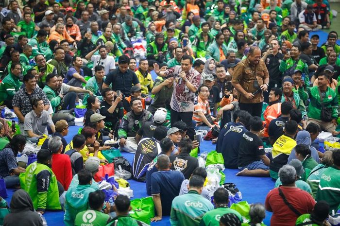 Gubernur Jawa Tengah, Ahmad Luthfi di tengah-tengah para pengendara ojek online memberikan perpanjang SIM gratis saat Sarasehan Mitra Ojek Online (Ojol) dan Angkutan Sewa Khusus (ASK) di GOR Jatidiri Semarang, (12/9/25).