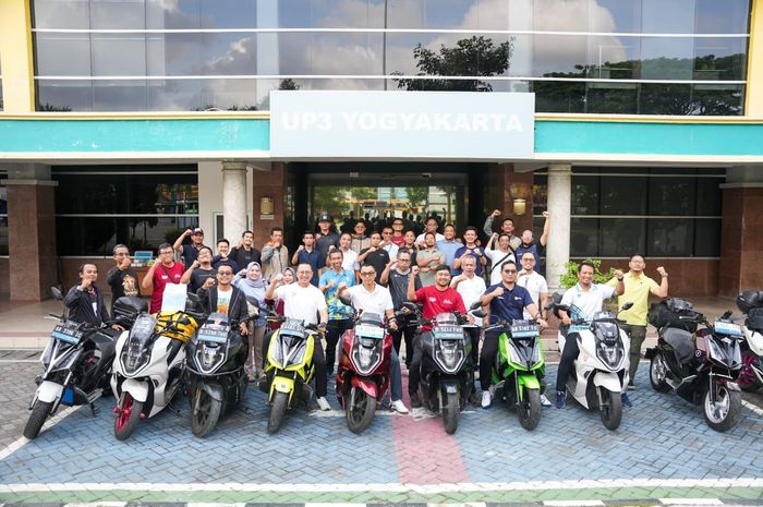 Komunitas Alva Owners Club (AOC) diwakilkan 6 riders touring naik motor listrik ALva Cervo dan Alva One Jakarta-Bali tempuh jarak 1.170 Km