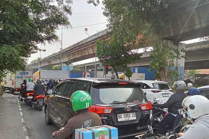 Kondisi lampu merah di Jalan Lingkar Luar Barat arah Rawa Buaya menuju Jalan Daan Mogot, Cengkareng, Jakarta Barat, Selasa (16/9/25)