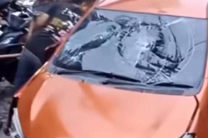Daihatsu Ayla jadi sasaran tonjok warga yang emosi. Imbas seruduk 3 motor lalu ngacir pergi