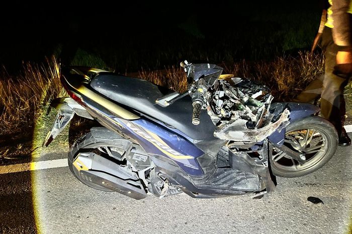Kondisi Honda Vario 125 yang menabrak truk tronton mogok di ruas jalan Solo-Wonogiri, tepatnya di Kaliancar, Selogiri, Kabupaten Wonogiri, Jawa Tengah, (15/9/25) malam.