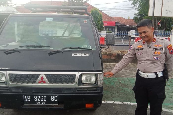 Mitsubishi L300 diamankan Polisi karena terlibat kecelakaan dengan bus PO EKA di Banyuurip, Purworejo, Jawa Tengah hingga menabrak warung es dawet