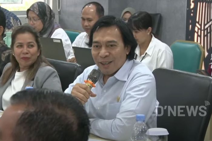 Anggota DPD RI Jawa Barat, Alfiansyah Komeng berkelakar saat rapat dengar pendapat dengan Kementerian Kehutanan