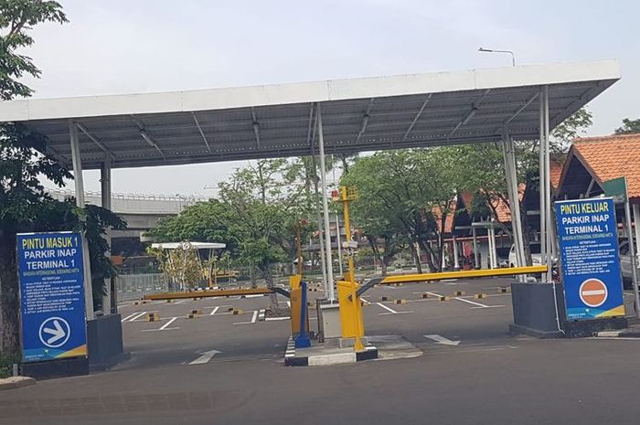 Pintu masuk parkir inap di terminal 1 bandara Soekarno-Hatta