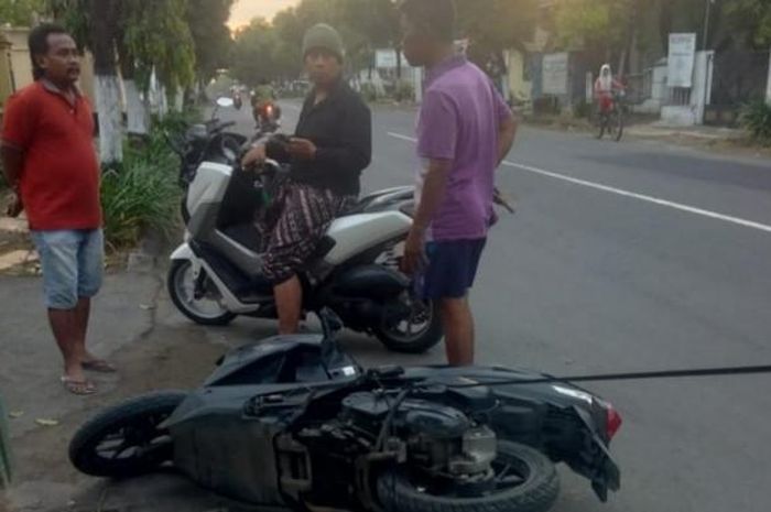 Honda Vario dikendarai kakek dan cucunya mendadak rebahan di jalan usai terlilit benda hintam panjang yang menjuntai