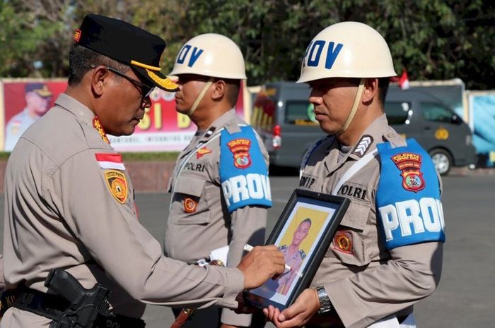 Pemberhentian tidak dengan hormat terhadap anggota Satlantas Polres Kupang Kota, Briptu Muhammad Risky digelar melalui upacara 'In Absentia' di Lapangan Apel Mapolresta Kupang Kota, Rabu (17/9/25)