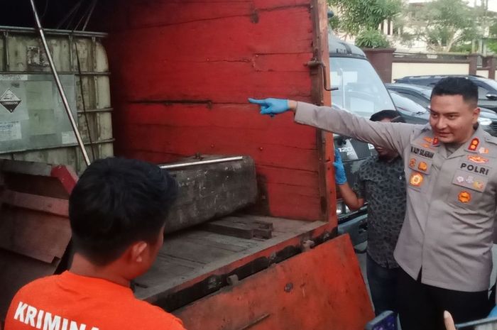 Kapolres Gowa AKBP Muhammad Aldy Sulaiman dan sopir truk penimbun Solar Bersubsidi tunjukan barang bukti 500 liter Solar di bak belakang