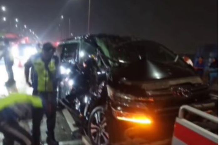 Kondisi Toyota Vellfire yang terlibat kecelakaan beruntun enam mobil di tol Kemayoran arah Pluit, Jakarta Utara