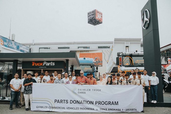 Pemberian simbolis mesin bus Mercedes-Benz OGF 917 dari PT Daimler Commercial Vehicles Indonesia (DCVI) ke SMK 1 Angkasa Jakarta