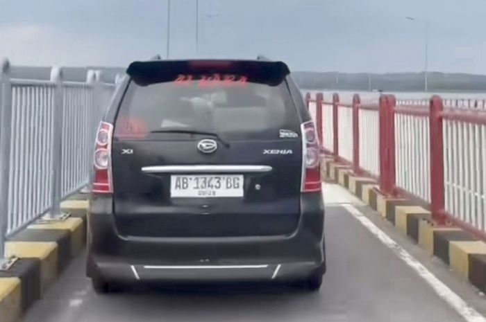Daihatsu Xenia nopol AB 1343 BG yang menerobos jalur khusus motor di jembatan Suramadu, Jawa Timur