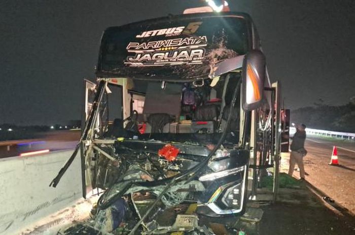Duel bus dan truk di tol Semarang-Batang renggut dua nyawa sopir. begini kronologinya