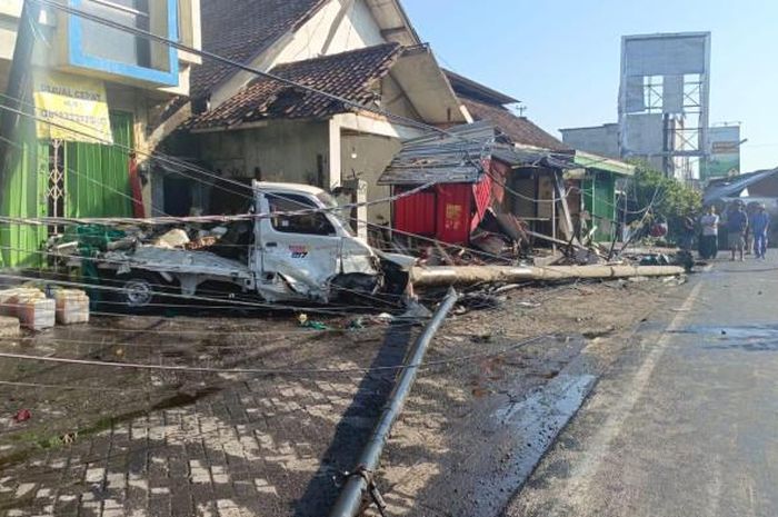 Tiga kendaraan dan ruko di pinggir jalan Malang-Pasuruan hancur lebur usai diterjang truk oleng. Satu orang dinyatakan tewas
