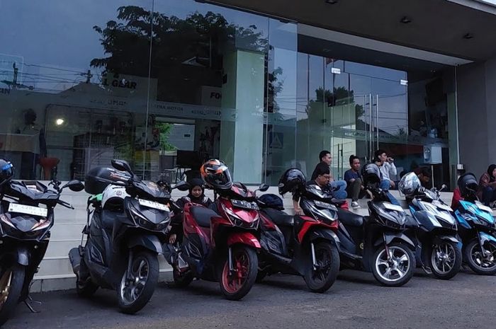 Komunitas Vario 125 berkumpul di depan Main Dealer Astra Motor Yogyakarta
