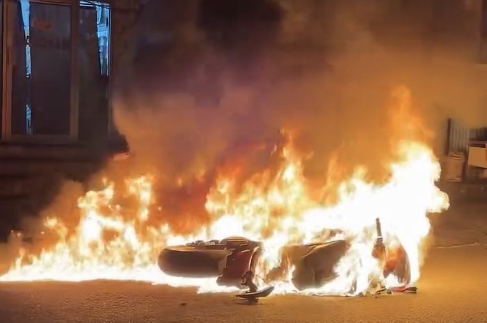 Ducati Panigale V4R yang terbakar usai menabrak Honda Spacy di Jl Jenderal Sudirman, Gunung Bahagia, Balikpapan Selatan, kota Balikpapan