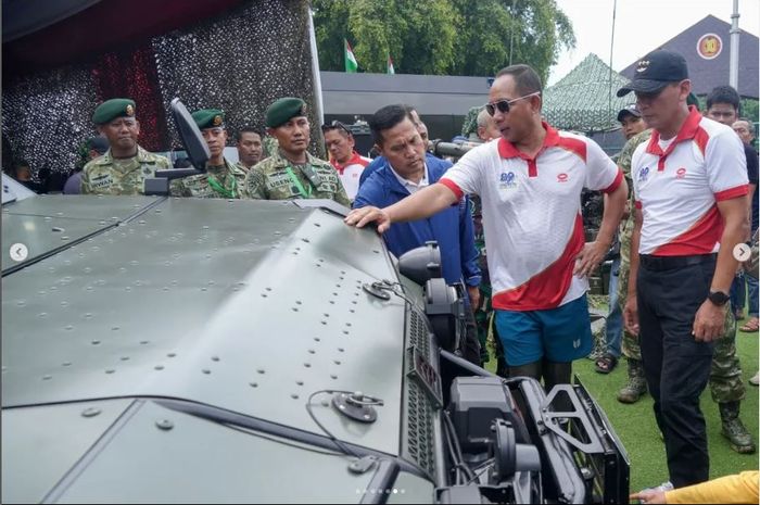 Panglima TNI Jenderal TNI Agus Subiyanto mengunjungi stand Kostrad pada gelaran Matra Fair HUT Ke-80 TNI di Monas, Jakarta, Minggu (21/9/25)