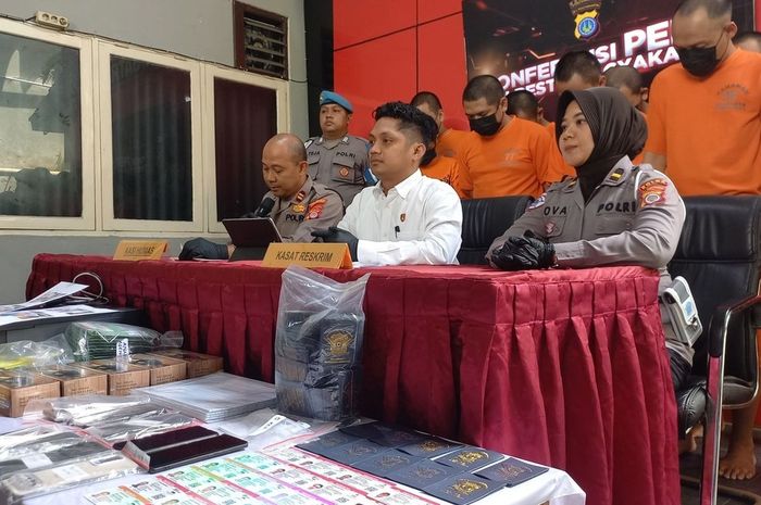 Polresta Yogyakarta gelar konferensi Pers penangkapan sindikat pembuatan Surat Izin Mengemudi (SIM) palsu yang ditawarkan lewat Facebook dengan tarif mulai Rp 650 ribu sampai Rp 1,5 juta