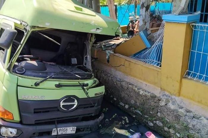Truk boks banting setir dan hajar pagar rumah warga di jalur Pantura, Brebes. Sosok putih yang menyebrang masih jadi misteri