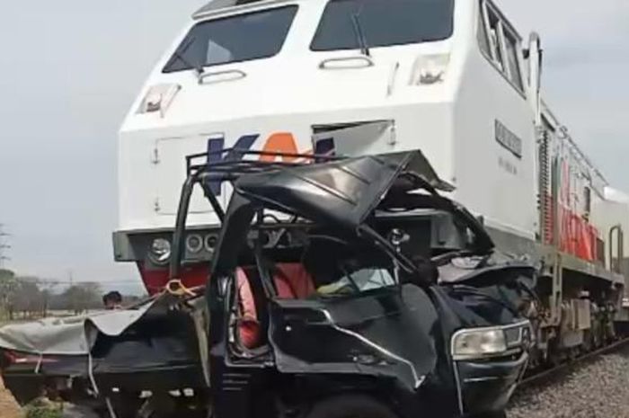 Suzuki Carry pikap tak berdaya di moncong Kereta Api. Bodi babak belur diseret ratusan meter