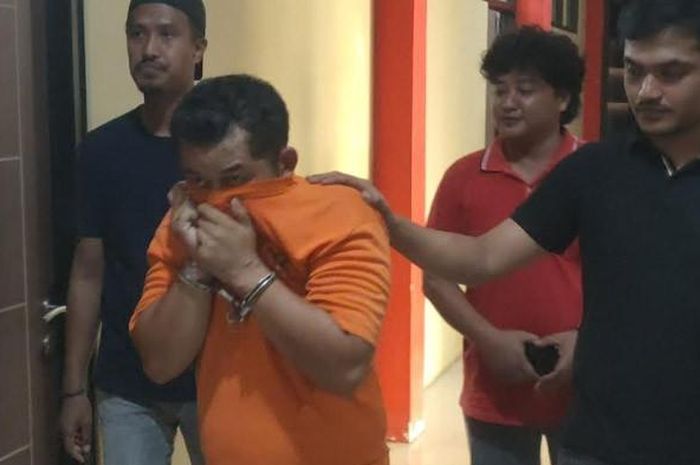 MM, pria asal Desa Pujo Kidul, Kecamatan Pujon, Kabupaten Malang, Jawa Timur yang menganiaya dan membuang temannya di tepi jalan demi gadaikan Suzuki New Carry Rp 15 juta karena candu judol