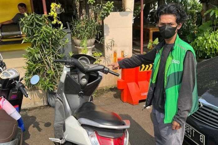 Ahmad Robiansyah (26), seorang pengendara ojek online yang berhasil melacak dan menangkap pelaku maling Yamaha NMAX miliknya memakai GPS