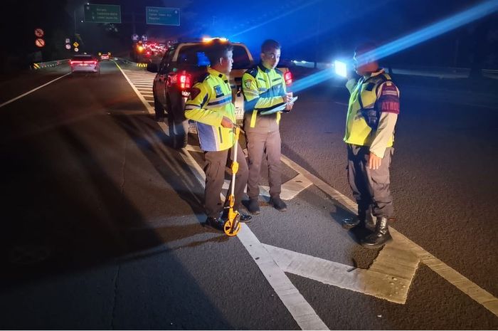 Polisi olah tkp kasus tabrak lari Mercedes-Benz R250 nopol B 2700 XV yang menewaskan seorang pria inisial A di Jalan Raya Rawa Buntu, Serpong, Tangerang Selatan