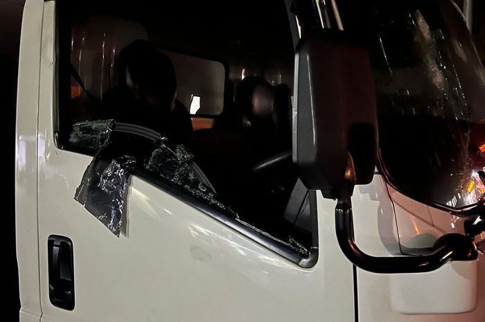 Kaca truk Isuzu Giga yang pecah semua akibat dipukul batu dan ditebas senjata tajam oleh pelaku tawuran di Jalan Lingkar Salatiga, sopir dan kernet ikut dikeroyok