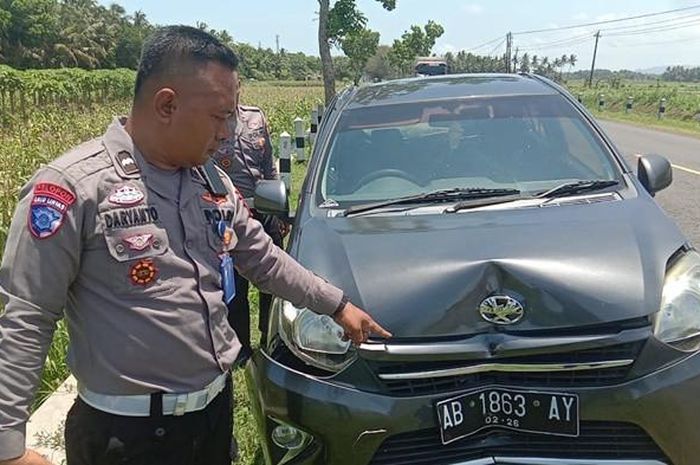 Bodi depan Toyota Agy  ringsek ditabrak motor karena menyeberang jalan sembarangan di jalan Daendels, wilayah Bugel, Panjatan, Kulon Progo, Daerah Istimewa Yogyakarta