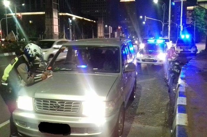 Polisi menindak tilang Toyota Kijang Kapsul yang memakai lampu strobo