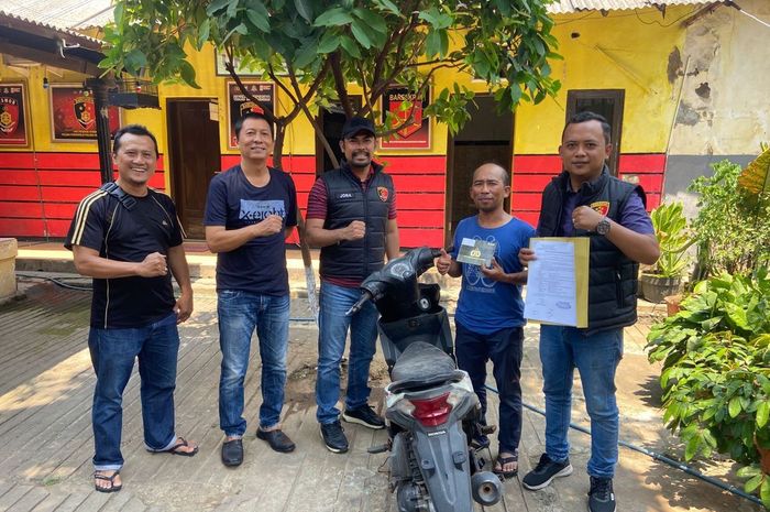 Mokhamad Nurbuat (dua dari kanan) bahagia datangi Satreskrim Polsek Purworejo, Pasuruan karena menjemput Honda BeAT yang hilang 5 tahun lalu