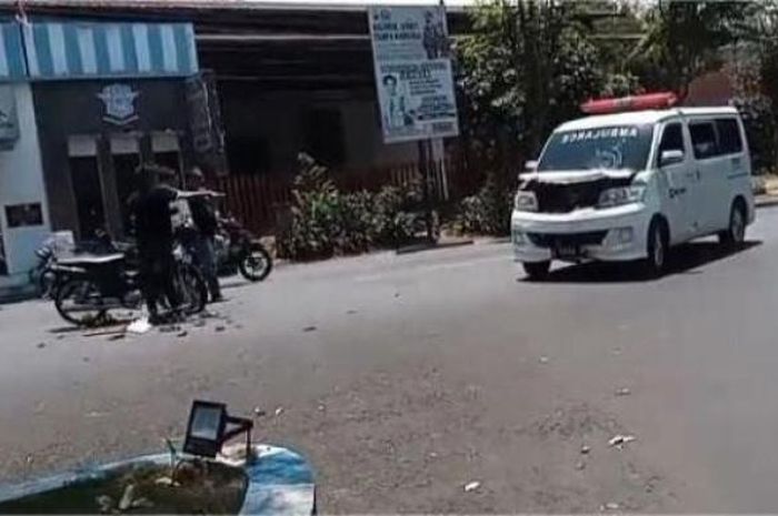 Kecelakaan ambulans tabrak Honda Supra di pertigaan Alun-alun Adipura Nangkaan, Bondowoso, Jawa Timur