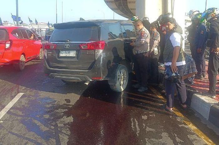 Pengemudi Kijang Innova meninggal dunia usai mobil yang dikemudikannya menabrak penyapu jalan dan berakhir hajar tilang LRT