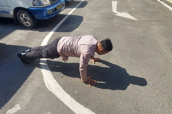 Brigadir Surya Siregar, Anggota Polsek Medan Timur yang dihukum push up karena merokok sambil mengemudikan mobil patroli