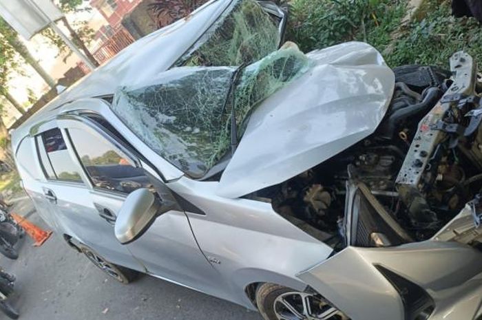 Toyota Calya ringsek separuh bodi usai terjang truk kontainer yang sedang parkir. Begini kronologinya