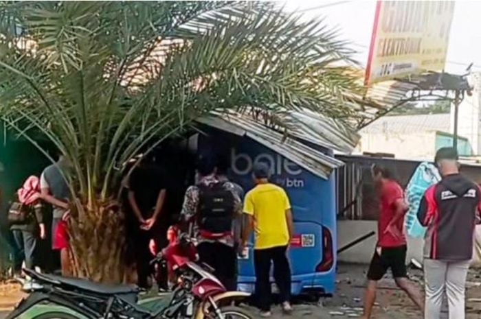 Bus Trans Semarang terjang ruko saat sedang diuji coba sehabis turun mesin selama 2 minggu