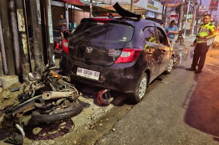 Sopir Honda Brio yang terjang pemotor di Pekanbaru masih buron. Polisi sebut sedang lidik