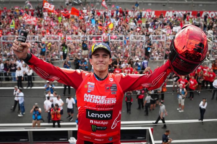 Pembalap Ducati Lenovo, Marc Marquez, berselebrasi di podium setelah memastikan gelar MotoGP di Mobility Resort Motegi, Motegi, Jepang, 28 September 2025. 