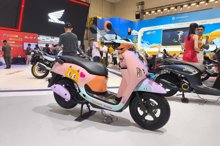 Honda Scoopy spesial hasil kolaborasi Honda dan Paddy mejeng di booth Honda pada gelaran IMOS 2025