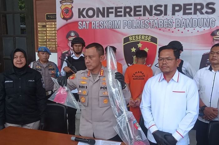 Kapolrestabes Bandung, Kombes Pol Budi Sartono saat konferensi pers kasus penganiayaan oleh dua warga terhadap dua pemotor berknalpot bising di Rancasari, kota Bandung, Jawa Barat