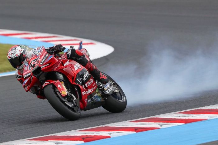 Ducati Desmosedici GP25 tunggangan Pecco Bagnaia mengeluarkan asap di race utama MotoGP Jepang